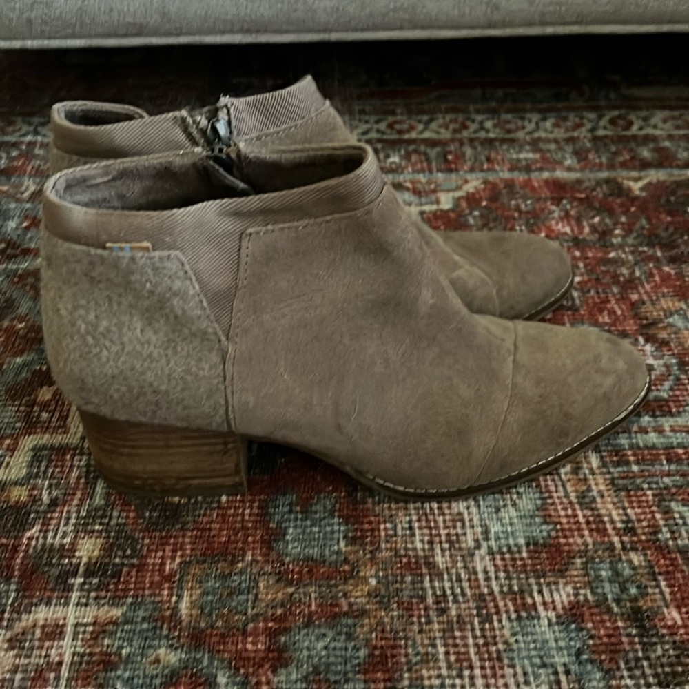 Tom’s boots size 9